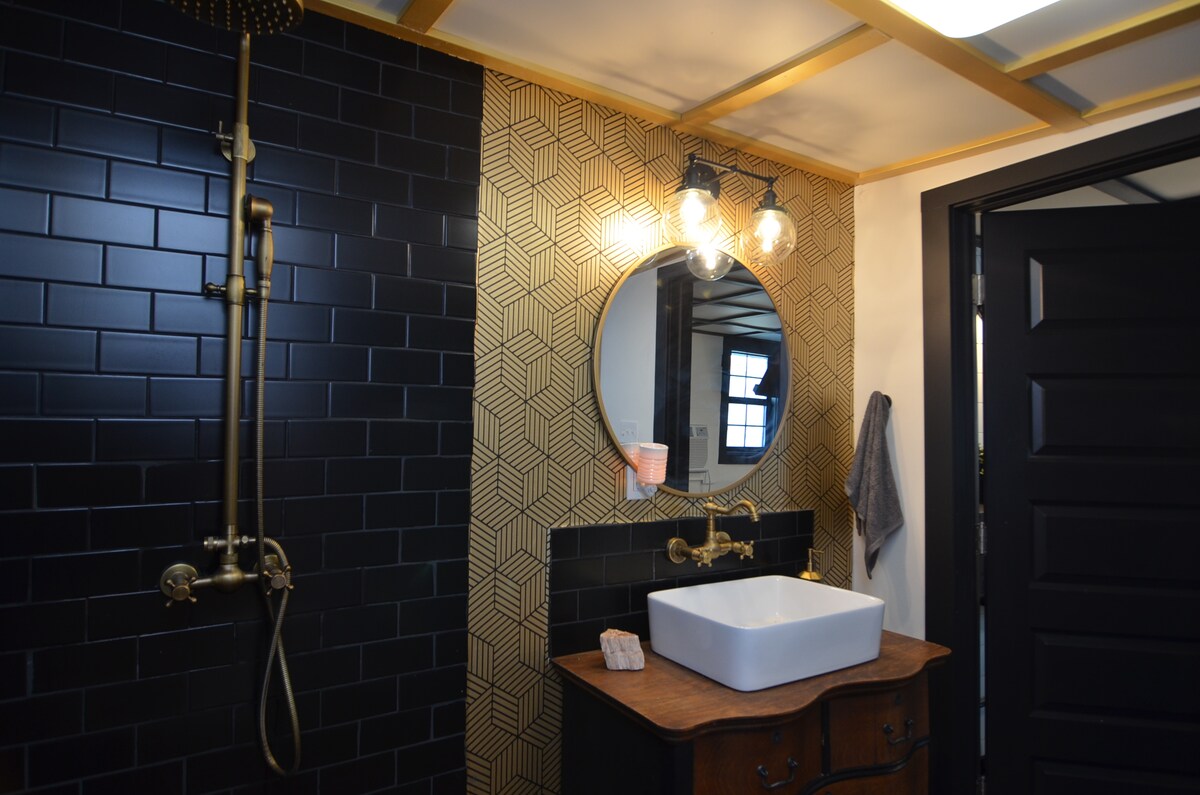 tiny-home-two-blocks-from-downtownpearl-district./