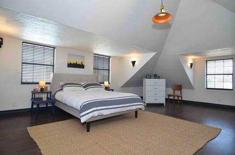 Nice Townhome in the Pearl, Two Blocks to Downtown image 3