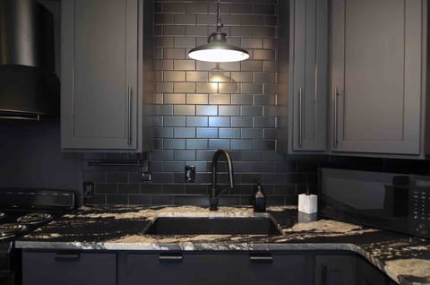 Nice Townhome in the Pearl, Two Blocks to Downtown image 2