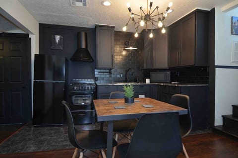 Nice Townhome in the Pearl, Two Blocks to Downtown image 1