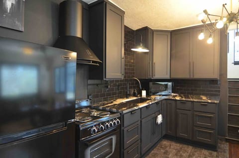 Nice Townhome in the Pearl, Two Blocks to Downtown image 5
