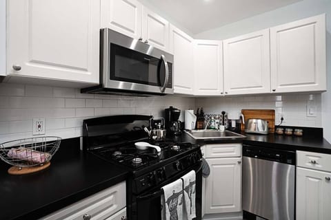SPACIOUS 2 BR APT CLOSE TO CENTRAL PARK AND Q & 6