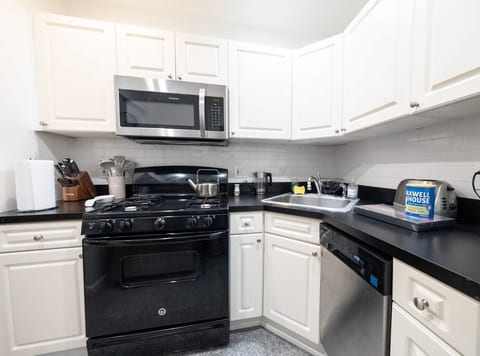 SPACIOUS 2 BR APT CLOSE TO CENTRAL PARK AND Q & 6
