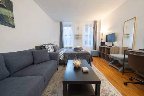 SUNNY & QUIET STUDIO NEAR CENTRAL PARK UPPER EAST