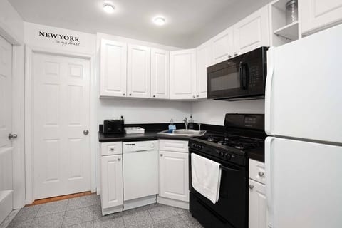 ★TRUE 2 BR APT(W) 5 SHORT BLOCKS TO CENTRAL PARK★
