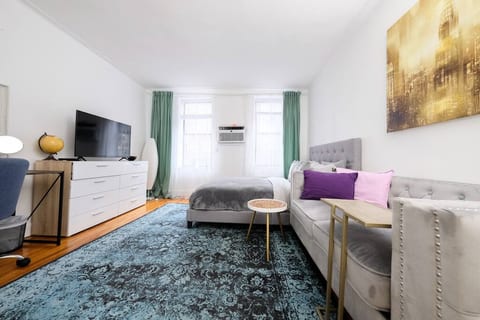 ★ HIP NYC STUDIO W/sleeping loft-central location★