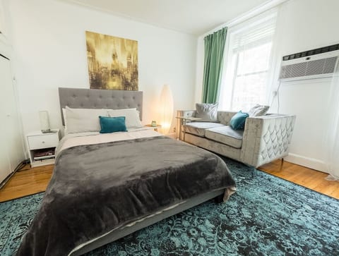 ★ HIP NYC STUDIO W/sleeping loft-central location★