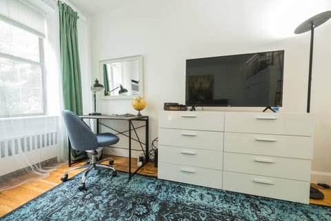 ★ HIP NYC STUDIO W/sleeping loft-central location★