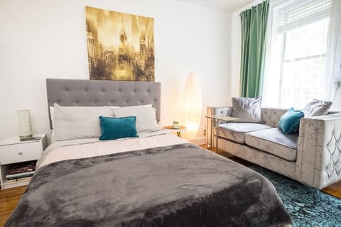 ★ HIP NYC STUDIO W/sleeping loft-central location★
