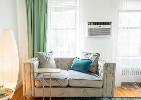 ★ HIP NYC STUDIO W/sleeping loft-central location★
