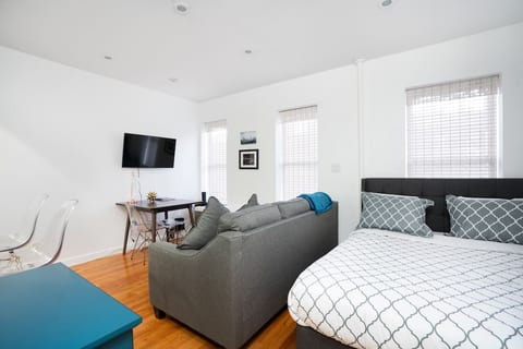 Beautiful sunlit studio on Upper East Side, NYC