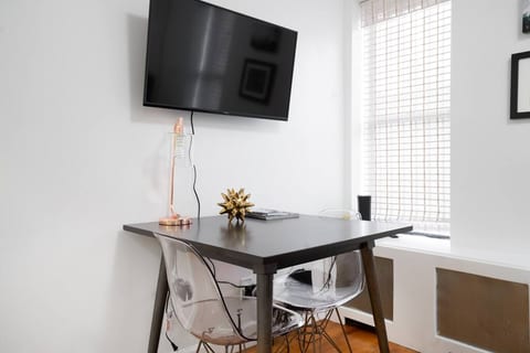 Beautiful sunlit studio on Upper East Side, NYC