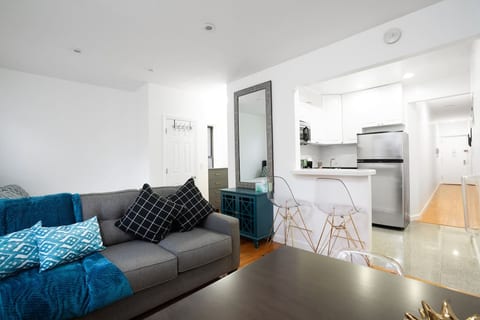 Beautiful sunlit studio on Upper East Side, NYC