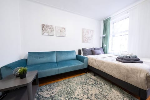 UPPER EAST SIDE STUDIO NEAR CENTRAL PARK.