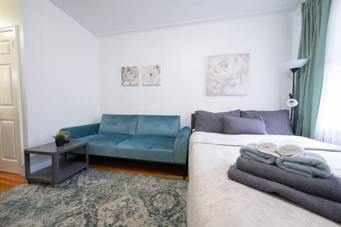 UPPER EAST SIDE STUDIO NEAR CENTRAL PARK.