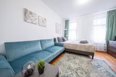 UPPER EAST SIDE STUDIO NEAR CENTRAL PARK.