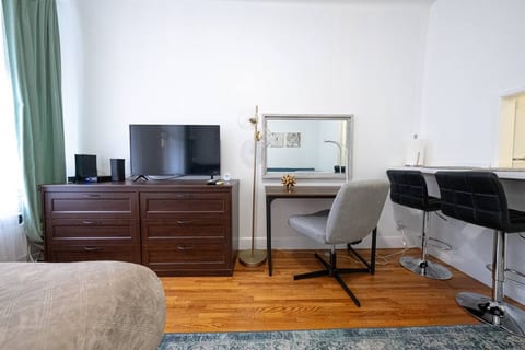 UPPER EAST SIDE STUDIO NEAR CENTRAL PARK.
