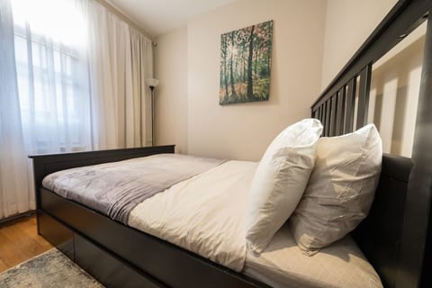 Charming 2BR Apt with W/D - Near Central Park West