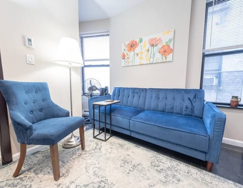 ★ AMAZING 2 BEDROOM APT 1/2 BLOCK TO CENTRAL PARK★