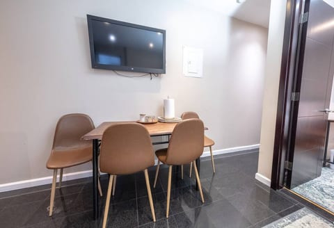 ★ AMAZING 2 BEDROOM APT 1/2 BLOCK TO CENTRAL PARK★