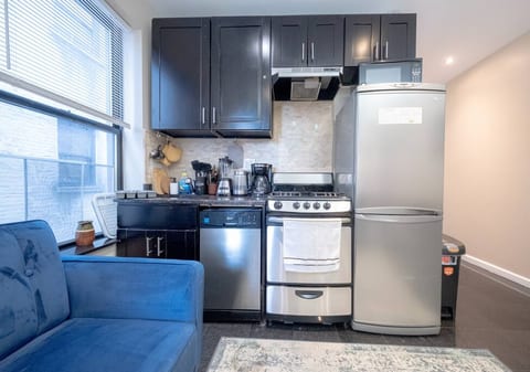 ★ AMAZING 2 BEDROOM APT 1/2 BLOCK TO CENTRAL PARK★