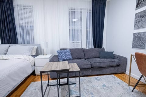 ★ COZY STUDIO COUPLE BLOCKS FROM CENTRAL PARK ★