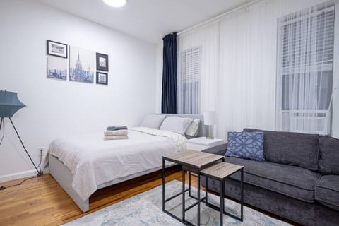 ★ COZY STUDIO COUPLE BLOCKS FROM CENTRAL PARK ★