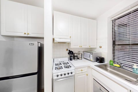 ★ COZY STUDIO COUPLE BLOCKS FROM CENTRAL PARK ★