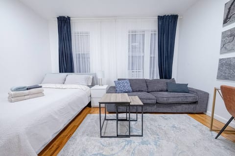 ★ COZY STUDIO COUPLE BLOCKS FROM CENTRAL PARK ★