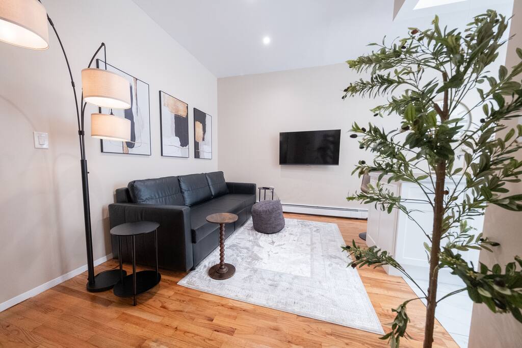 Sunlit 2BR Central Park North: elevator & laundry