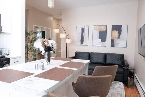 Sunlit 2BR Central Park North: elevator & laundry