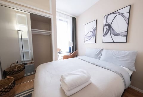 Sunlit 2BR Central Park North: elevator & laundry