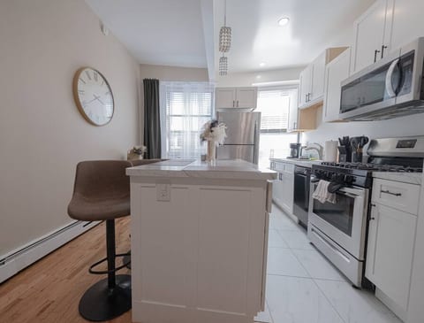 Sunlit 2BR Central Park North: elevator & laundry