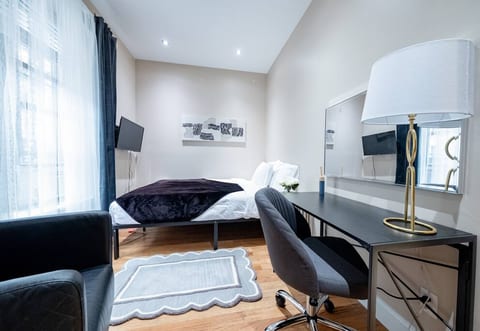 Spacious 4BR/2BA duplex apt w/ private patio, W/D