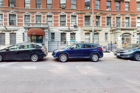 Parkside Haven: Stylish 2BR Apt/Laundry & Elevator