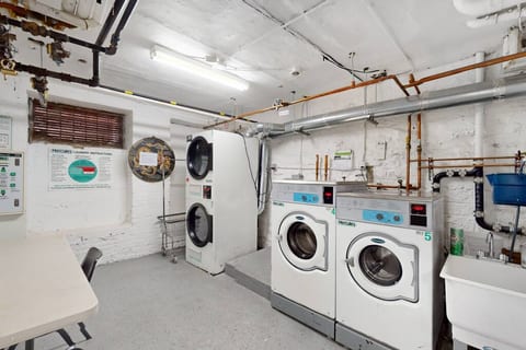 Parkside Haven: Stylish 2BR Apt/Laundry & Elevator