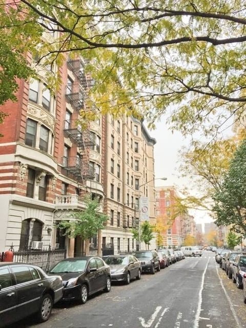 Parkside Haven: Stylish 2BR Apt/Laundry & Elevator
