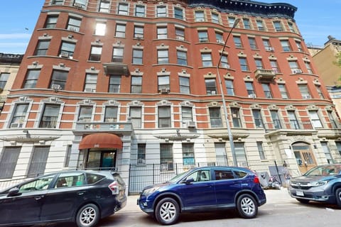 Parkside Haven: Stylish 2BR Apt/Laundry & Elevator