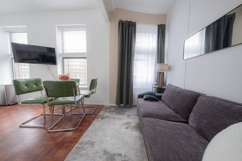 Bright 2BR apt near Central Park: Laundry&Elevator