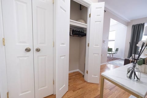 Bright 2BR apt near Central Park: Laundry&Elevator