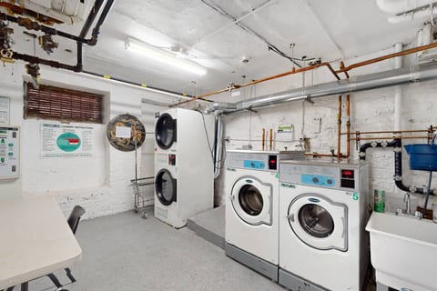 Bright 2BR apt near Central Park: Laundry&Elevator