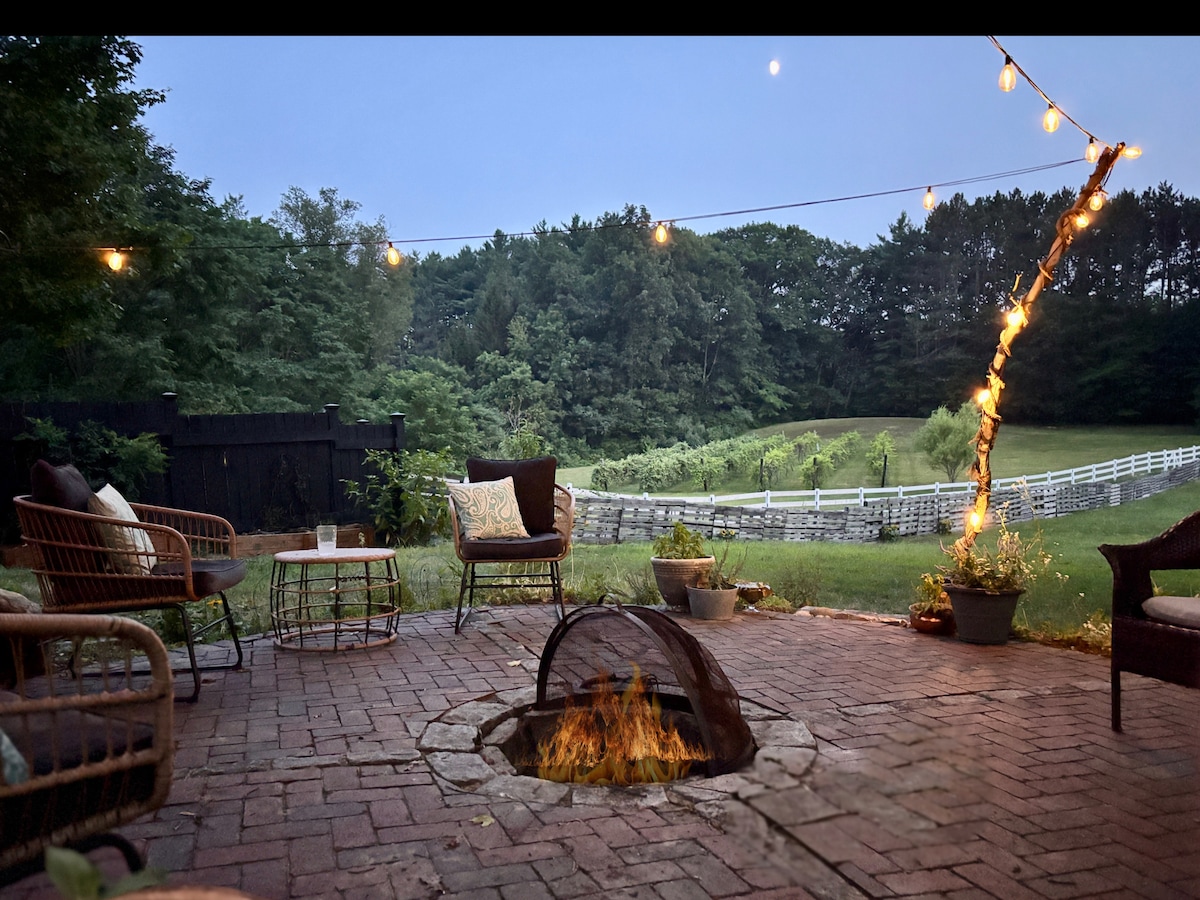 2-acres-of-peace-walk-to-fun-downtwn/