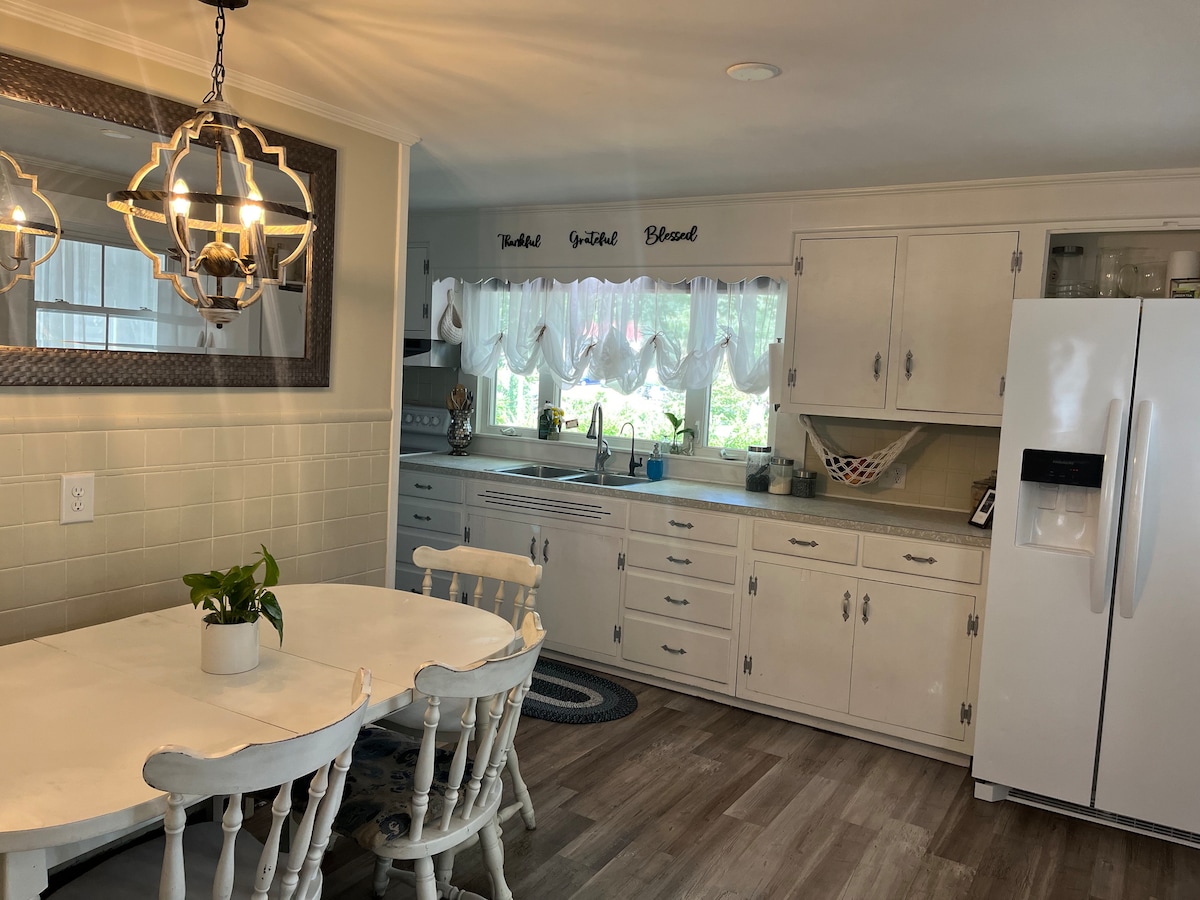 2-acres-of-peace-walk-to-fun-downtwn/