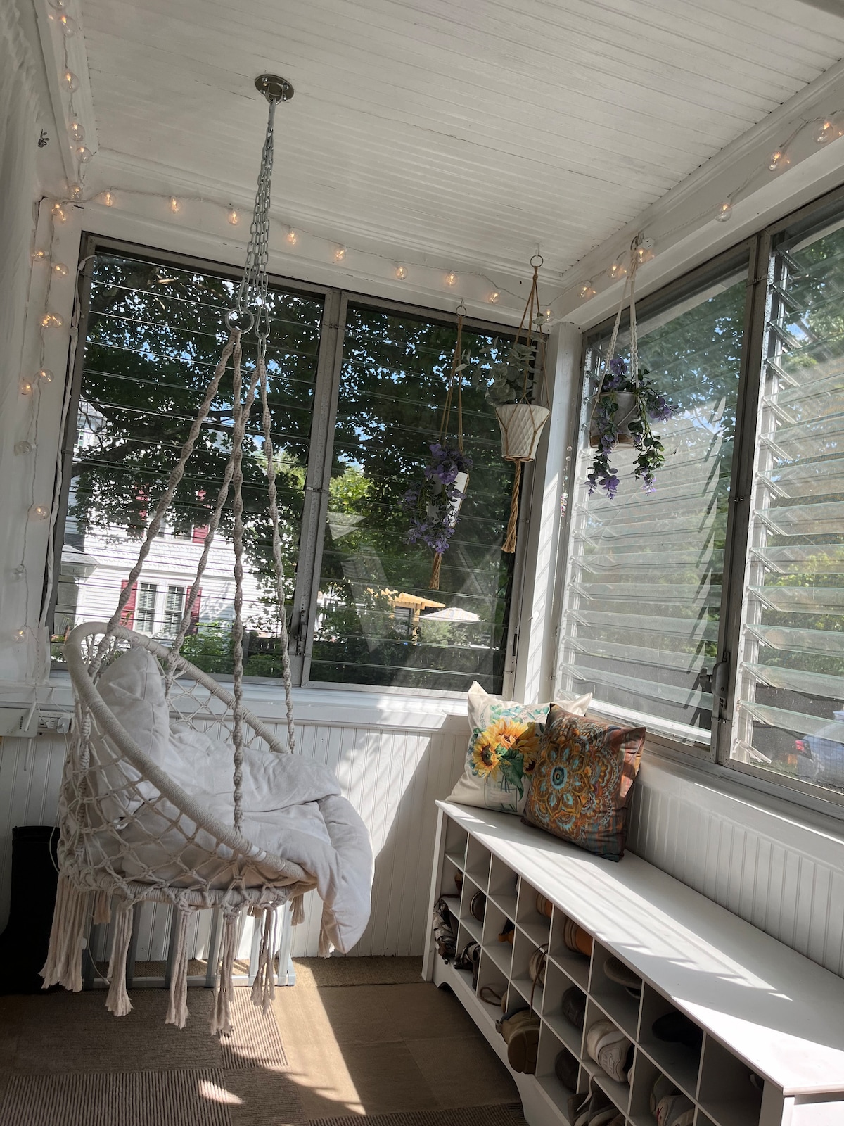 2-acres-of-peace-walk-to-fun-downtwn/