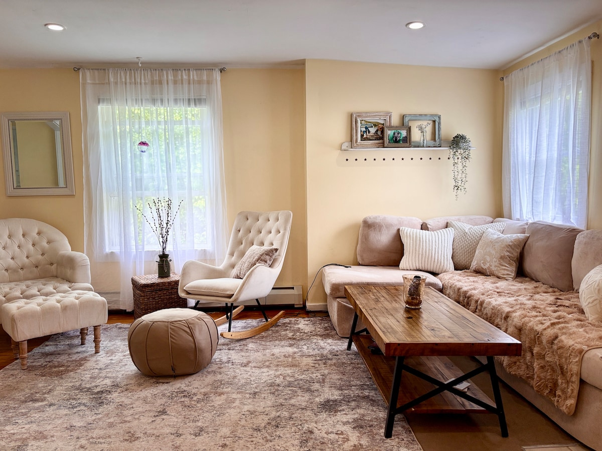 2-acres-of-peace-walk-to-fun-downtwn/