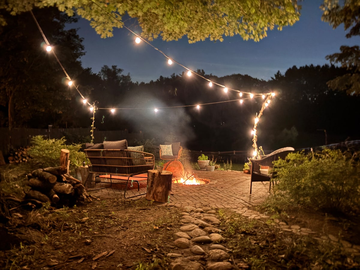 2-acres-of-peace-walk-to-fun-downtwn/