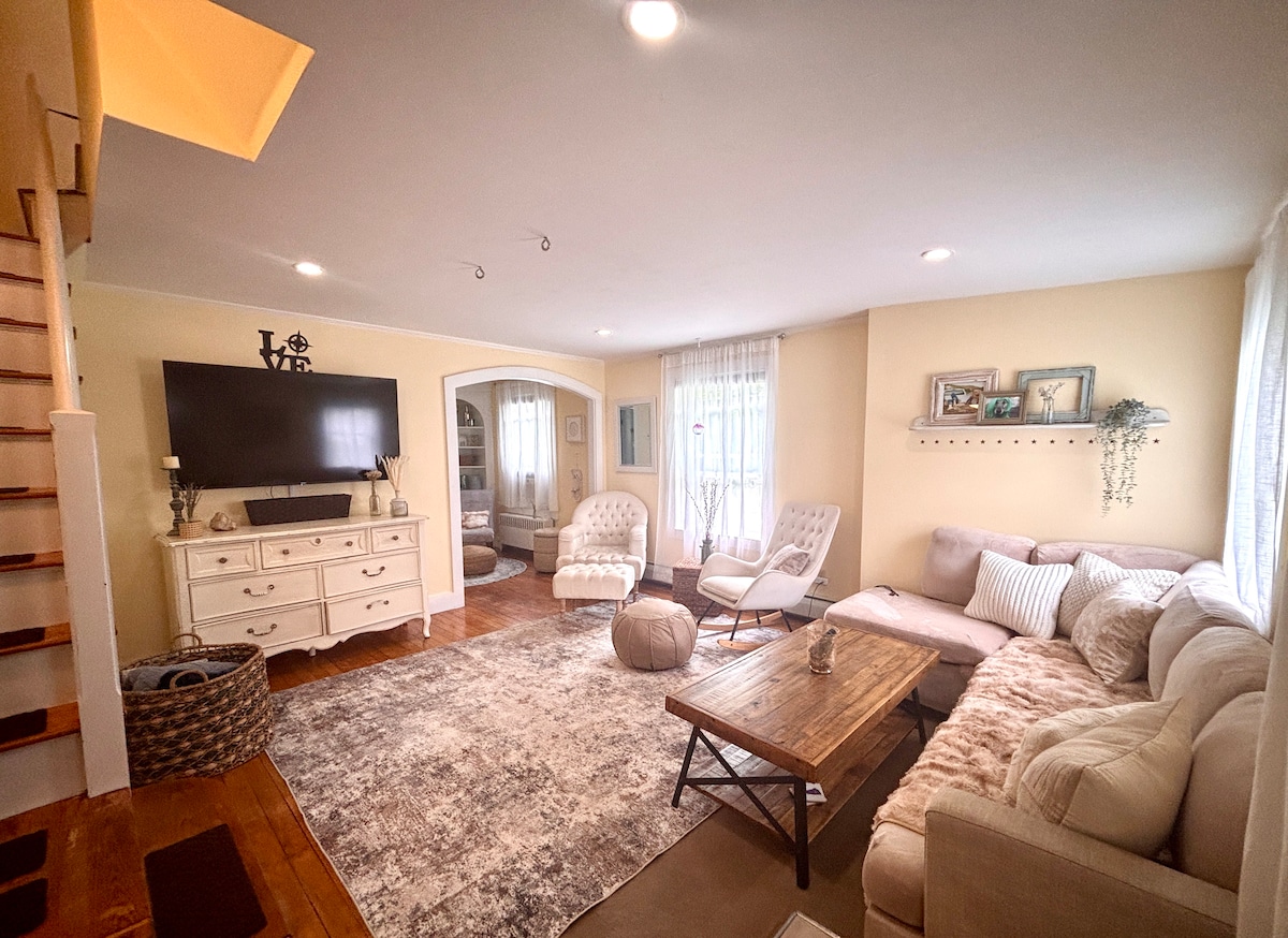 2-acres-of-peace-walk-to-fun-downtwn/