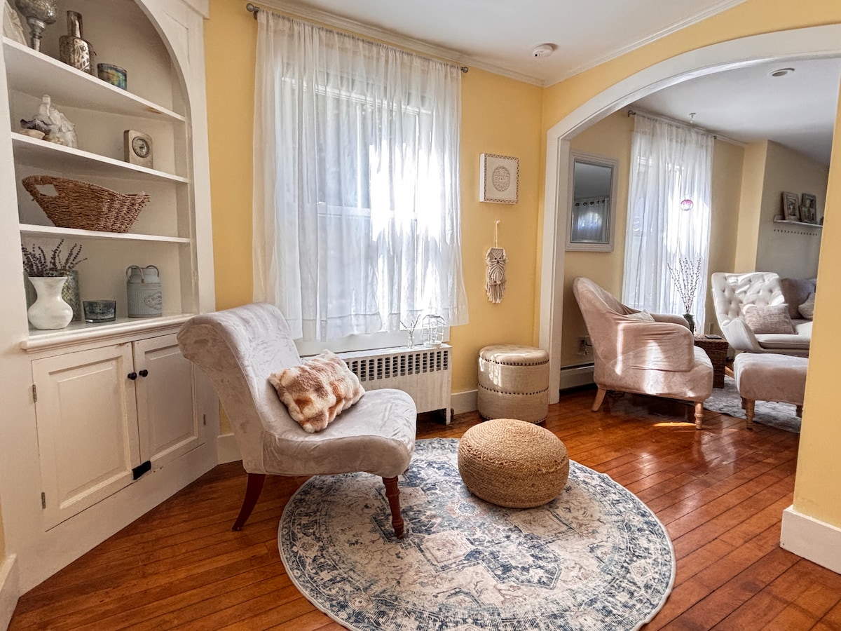 2-acres-of-peace-walk-to-fun-downtwn/