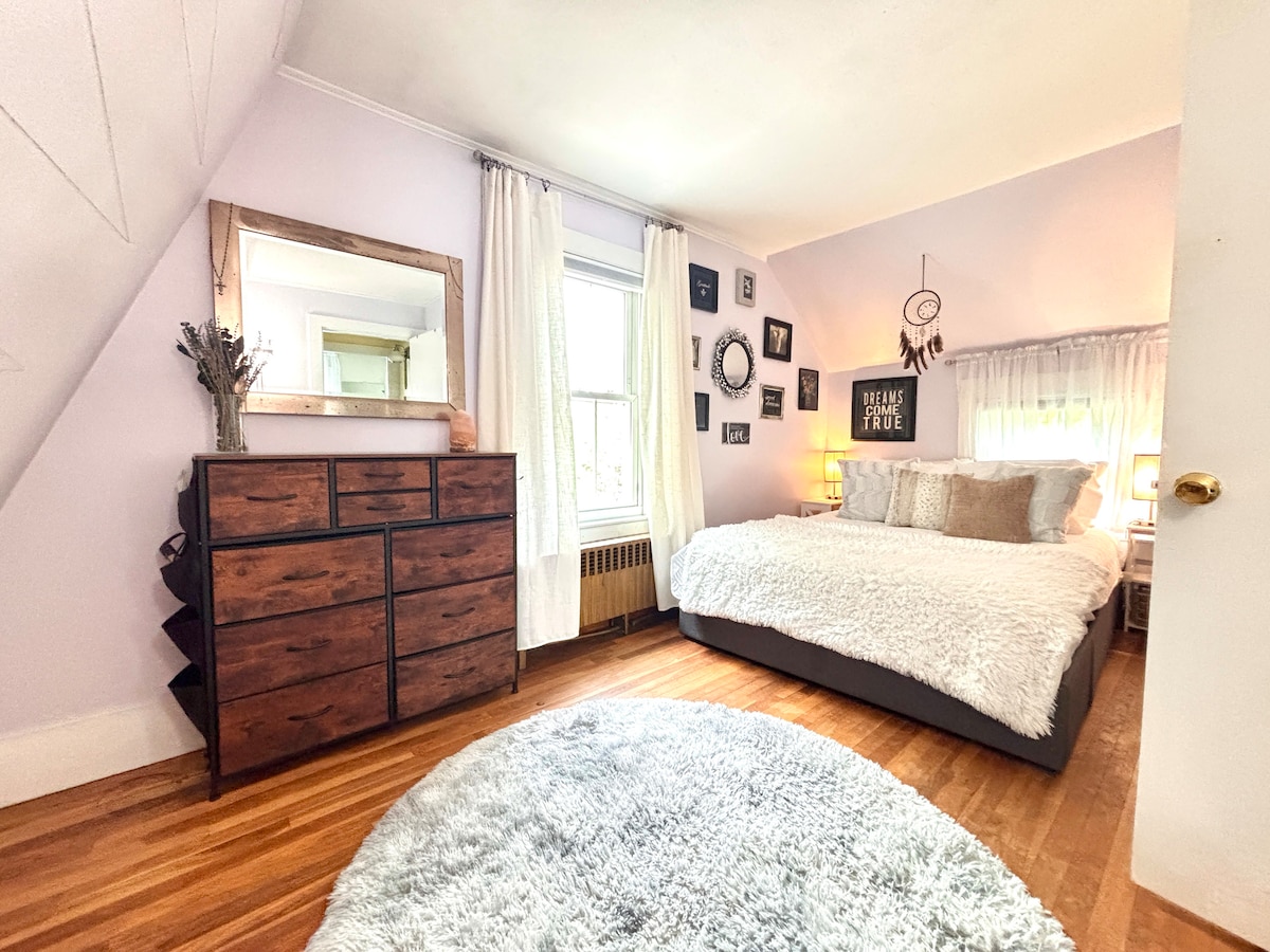 2-acres-of-peace-walk-to-fun-downtwn/