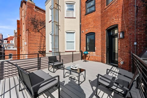 Gallery Flat by Dupont Circle Large patio & Grill